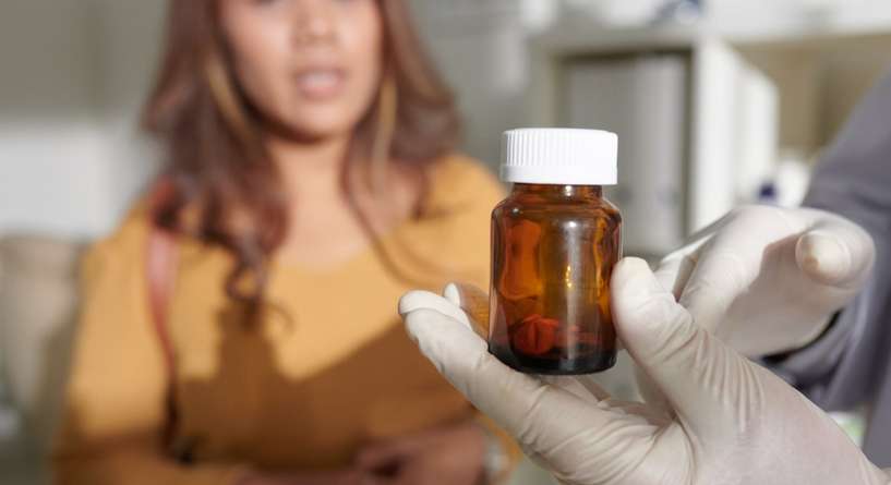 طبيب يحمل دواء الإجهاض