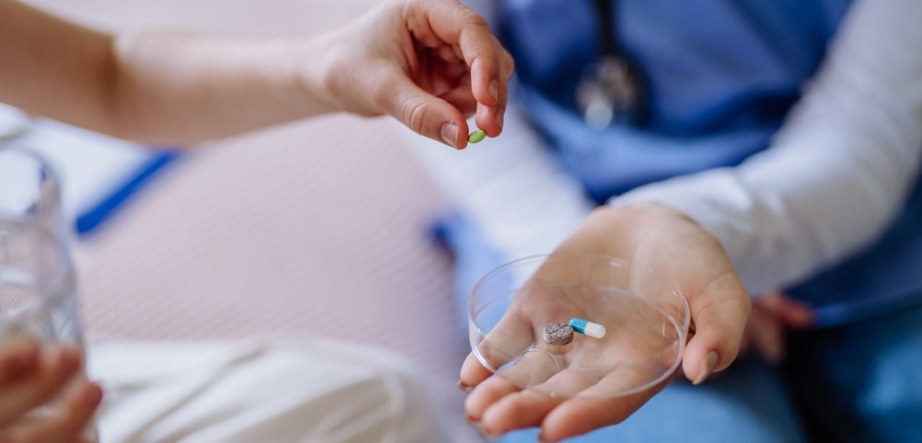 طبيب يعطي المرأة دواءها