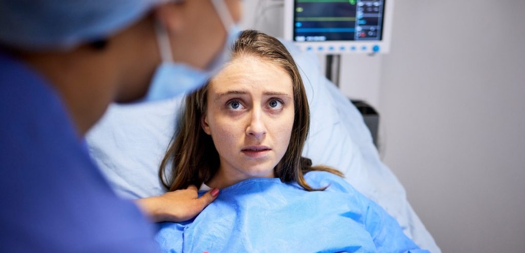 امرأة في المستشفى