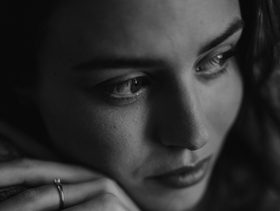 امرأة حزينة بسبب البعد