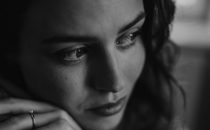 امرأة حزينة بسبب البعد