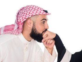 زوج يقبل يد زوجته