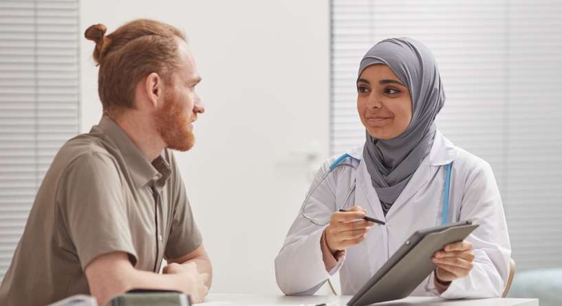طبيبة تعاين المريض