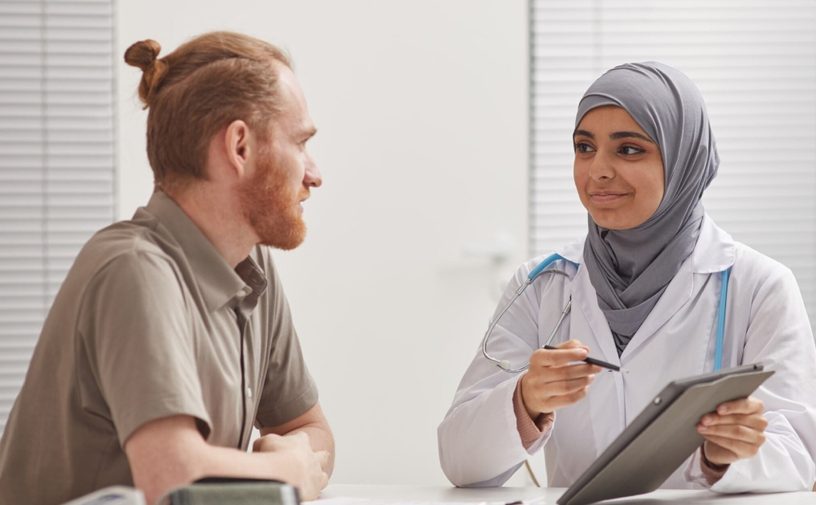 طبيبة تعاين المريض