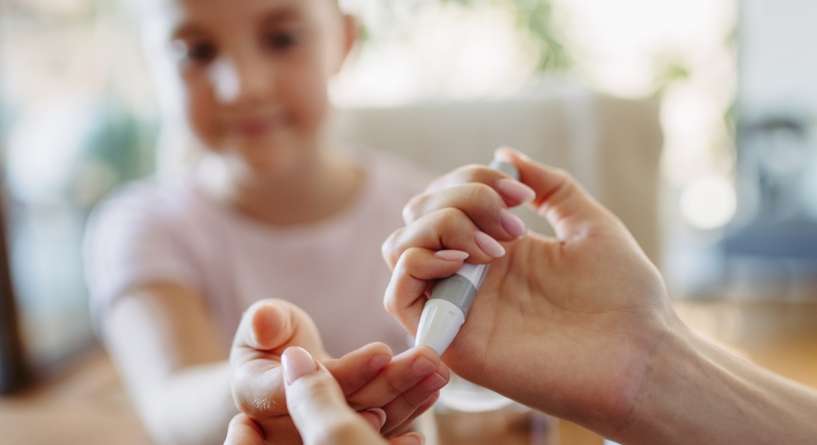 أم تقيس نسبة السكر لابنتها