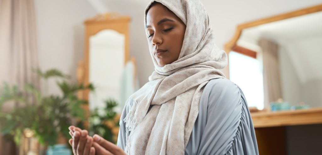 امرأة تدعو الله