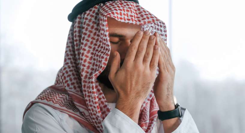 رجل يبكي