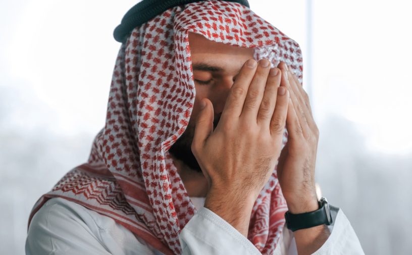 رجل يبكي