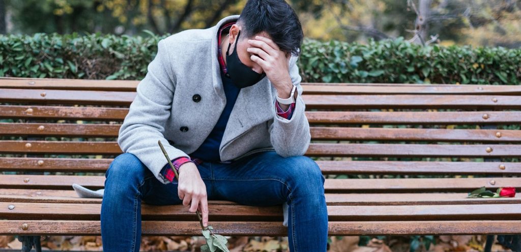 رجل يبكي بحرقة وحيدًا