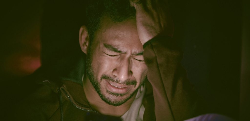 رجل يبكي بحرقة