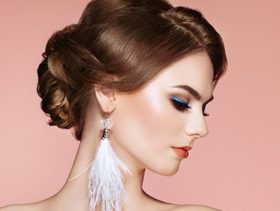 تسريحة شعر مرفوعة