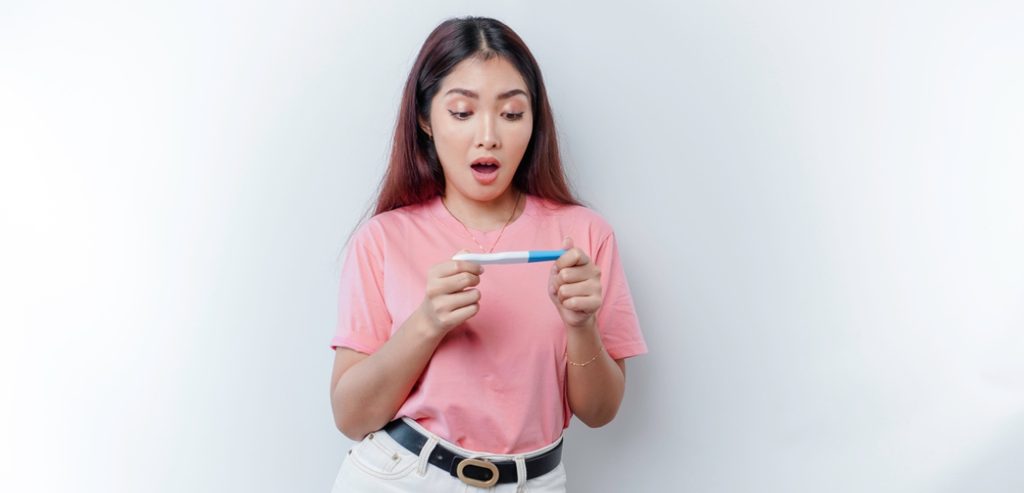 امرأة تنظر إلى اختبار الحمل