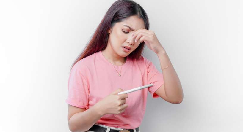 امرأة تحمل اختبار الحمل