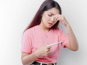 امرأة تحمل اختبار الحمل