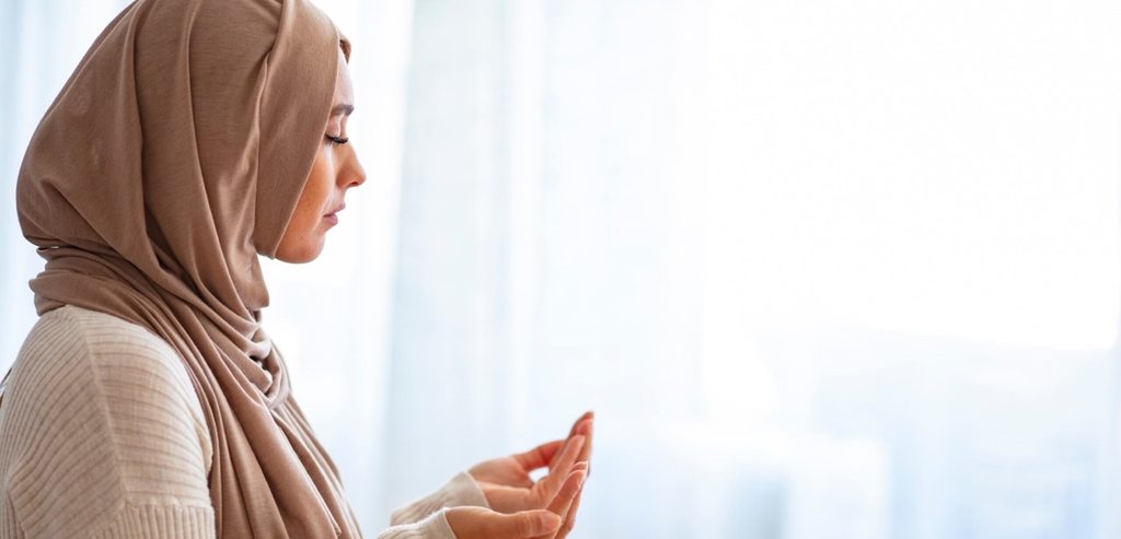 امرأة تدعو الله