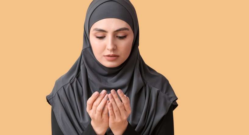 امرأة تدعو الله