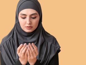 امرأة تدعو الله