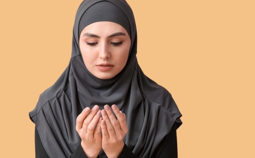 امرأة تدعو الله