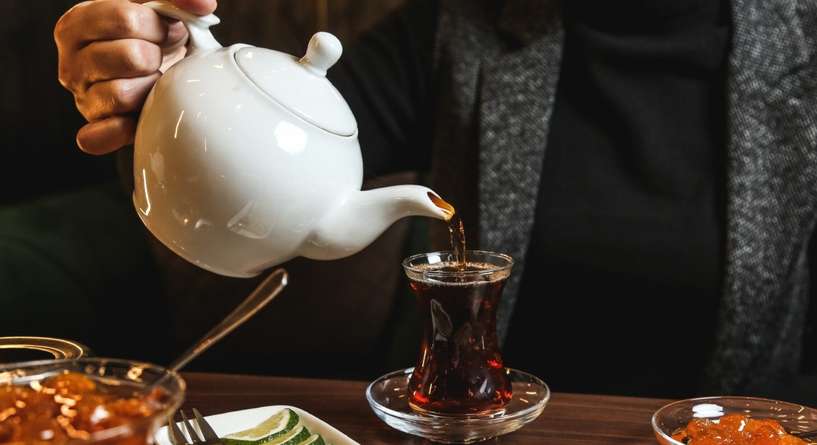 امرأة تسكب الشاي في فنجان