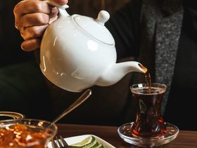 امرأة تسكب الشاي في فنجان