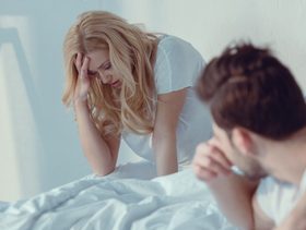 امرأة تبدو عليها علامات القلق بالقرب من زوجها