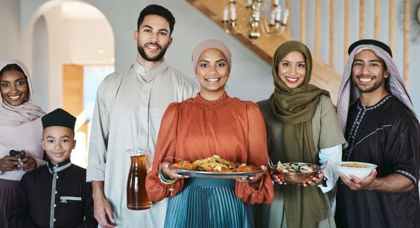 أفراد عائلة مجتمعين سويًا