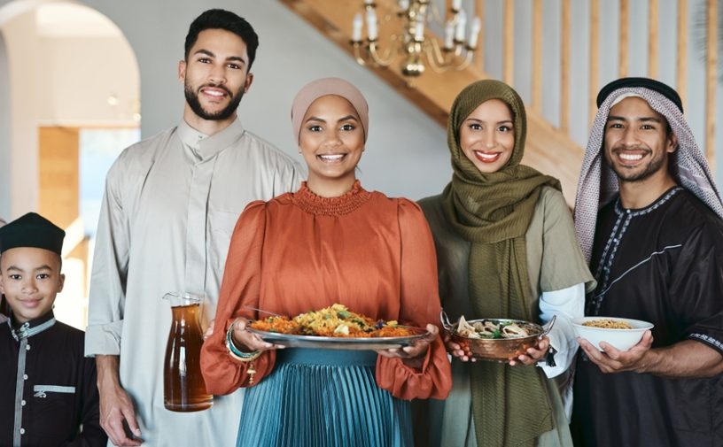 أفراد عائلة مجتمعين سويًا