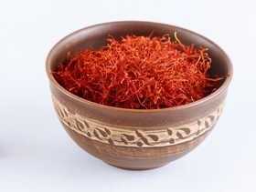 عصفر في وعاء