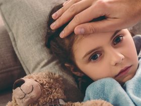 طفلة مريضة في الفراش
