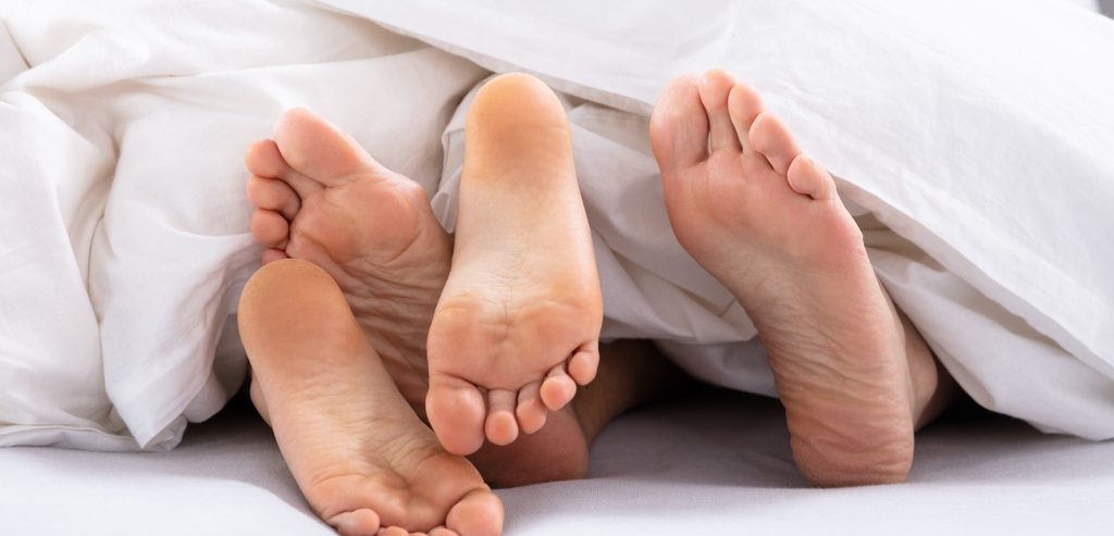 زوجان في السرير