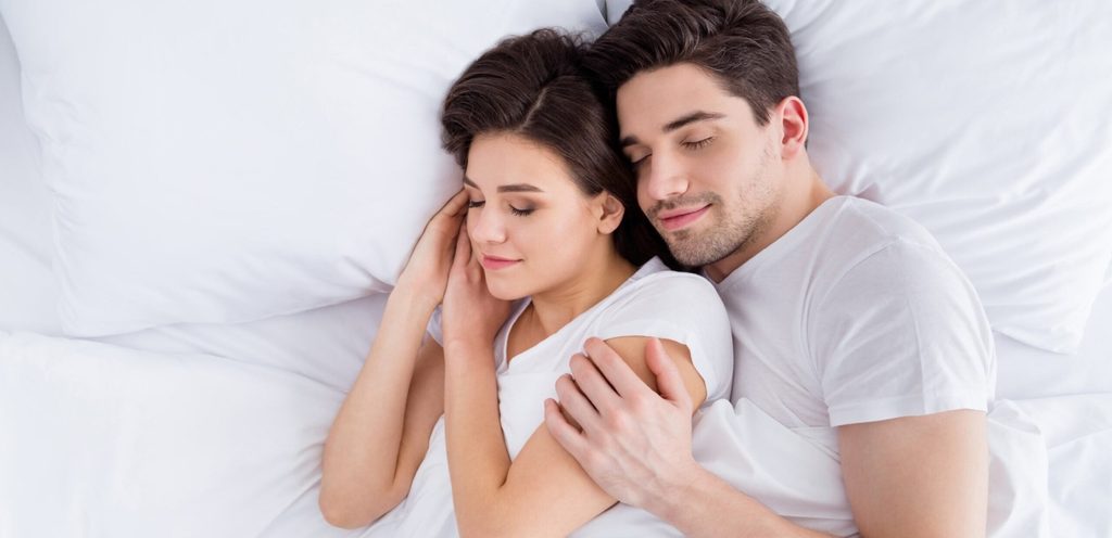 زوجان في السرير