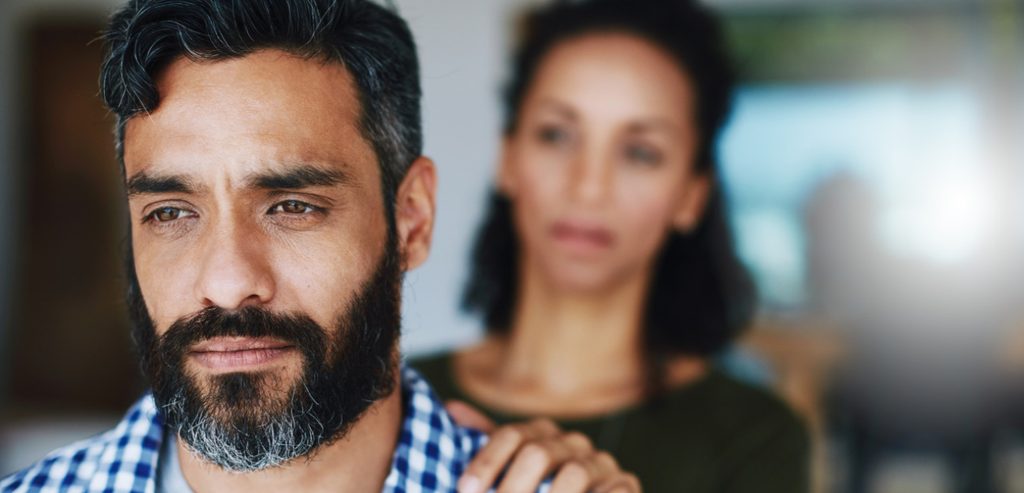 امرأة تحاول أن تتحدث مع زوجها