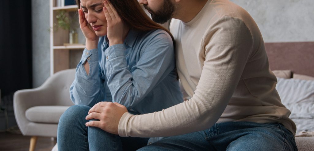 امرأة تبدي انزعاجها