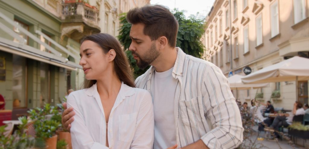 امرأة تبدي انزعاجها