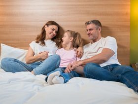 عائلة في غرفة الفندق