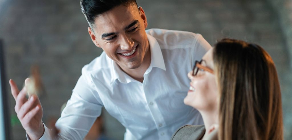 رجل يحاول لفت نظر زوجته