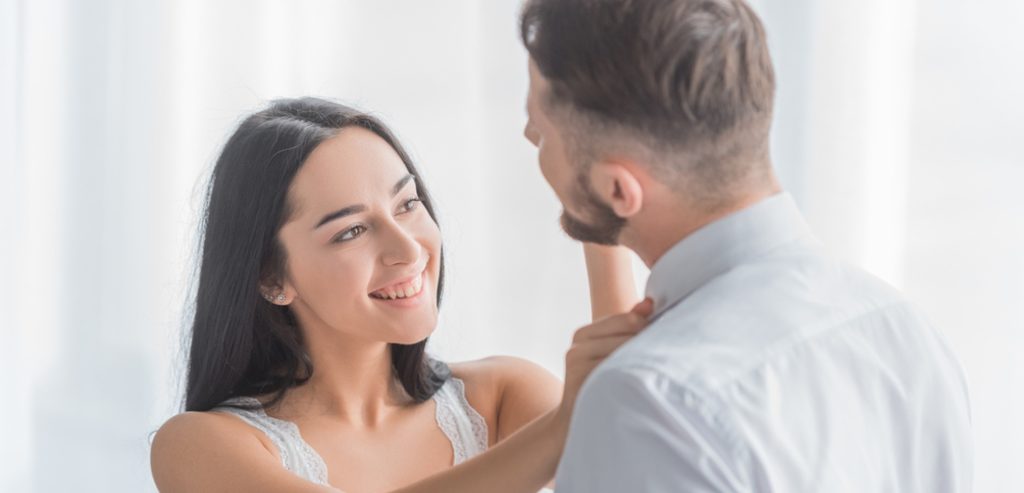 زوجان ينظران إلى بعضهما بحب