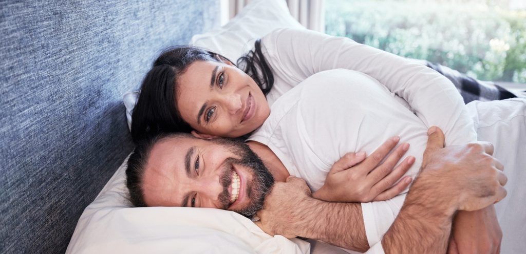 زوجان في السرير