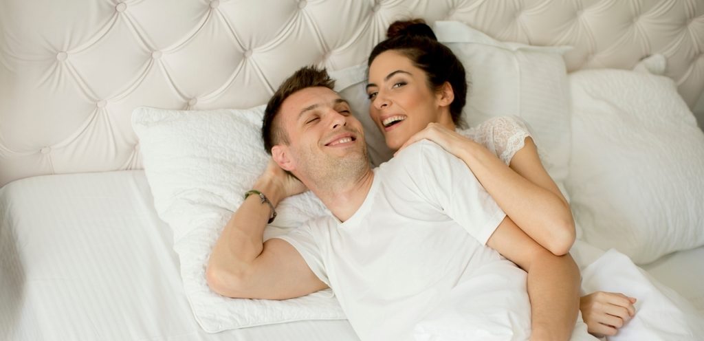 زوجان في السرير
