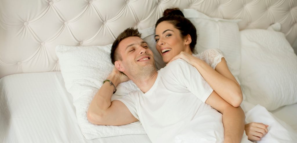زوجان في السرير