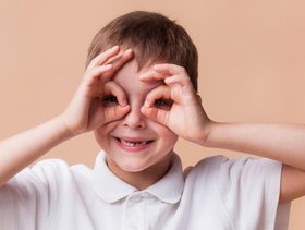 أنتِ تضرين بصحة عينَي طفلك من دون أن تشعري! إليكِ الحل!
