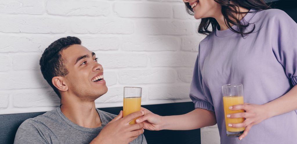 امرأة تُقدّم لزوجها كوبًا من العصير