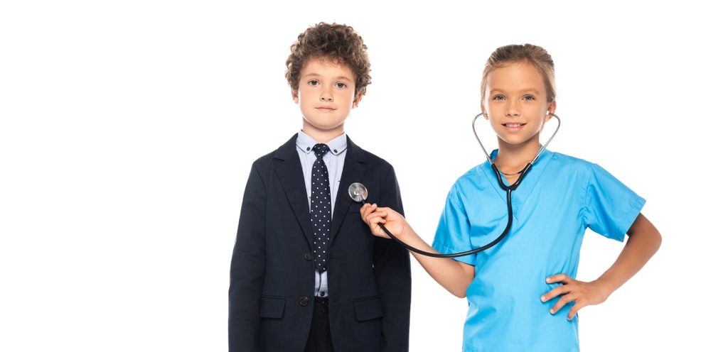 طفلة تؤدّي دور الطبيب وتضع سمّاعاتها الطبيّة على قلب طفل آخر