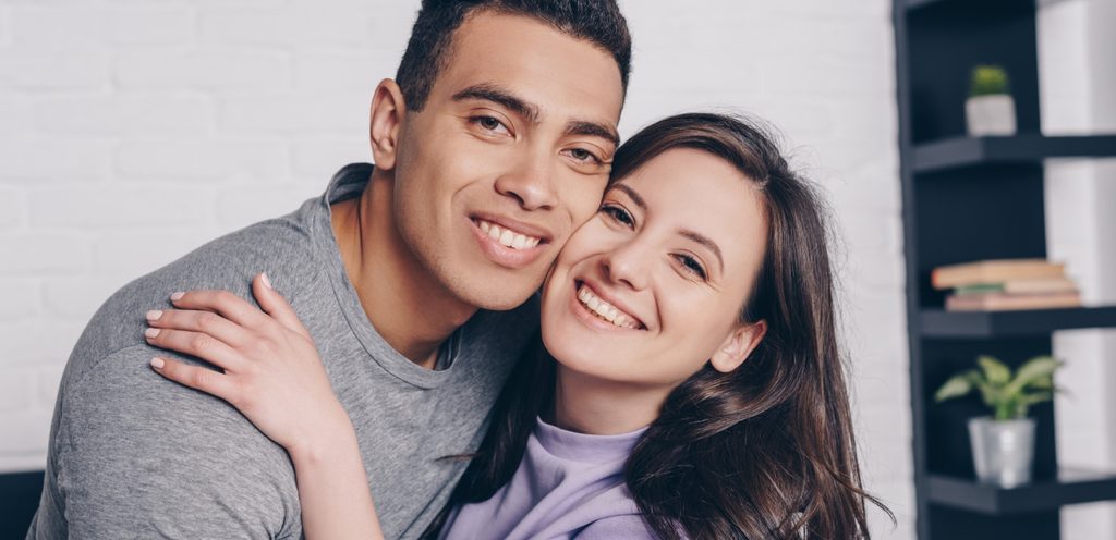 امرأة ورجل سعيدين