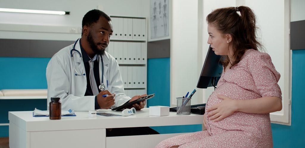 امرأة حامل لدى الطبيب