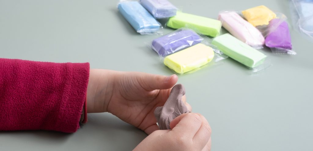 طفل يلعب بالصلصال