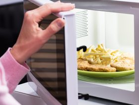 تسخين الطعام في البلاستيك: كارثة صحية صامتة تهددكِ!