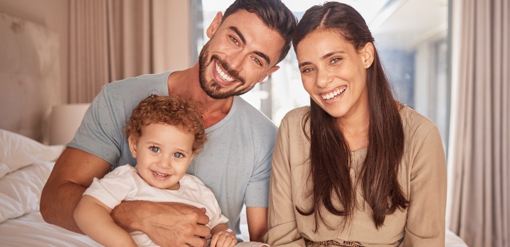 امرأة ورجل وطفل مبتسمين