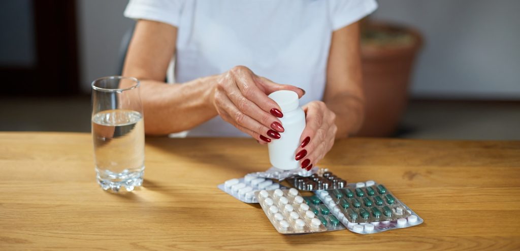 امرأة تمسك عبوة من الأدوية