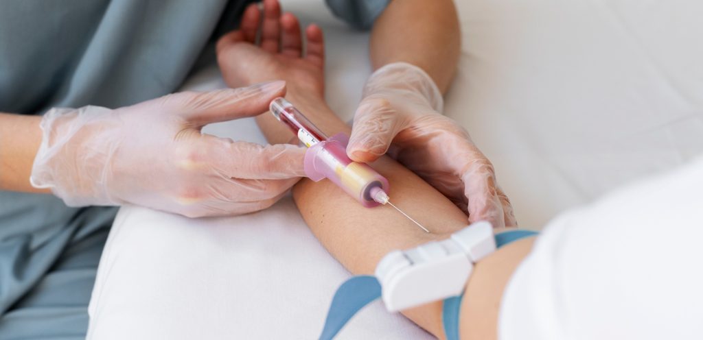 امرأة تتلقّى إبرة